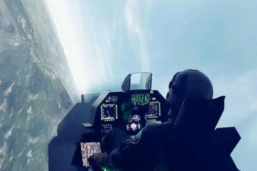 Έτσι είναι όταν πιλοτάρεις ένα F-16 Viper – Ουρές για τον προσομοιωτή πτήσης στη ΔΕΘ (βίντεο)